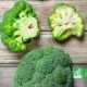 Têtes de brocoli bio entières et coupées sur une planche en bois, avec logo AB