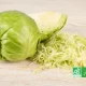 Chou lisse bio entier et émincé sur une table en bois, avec logo AB