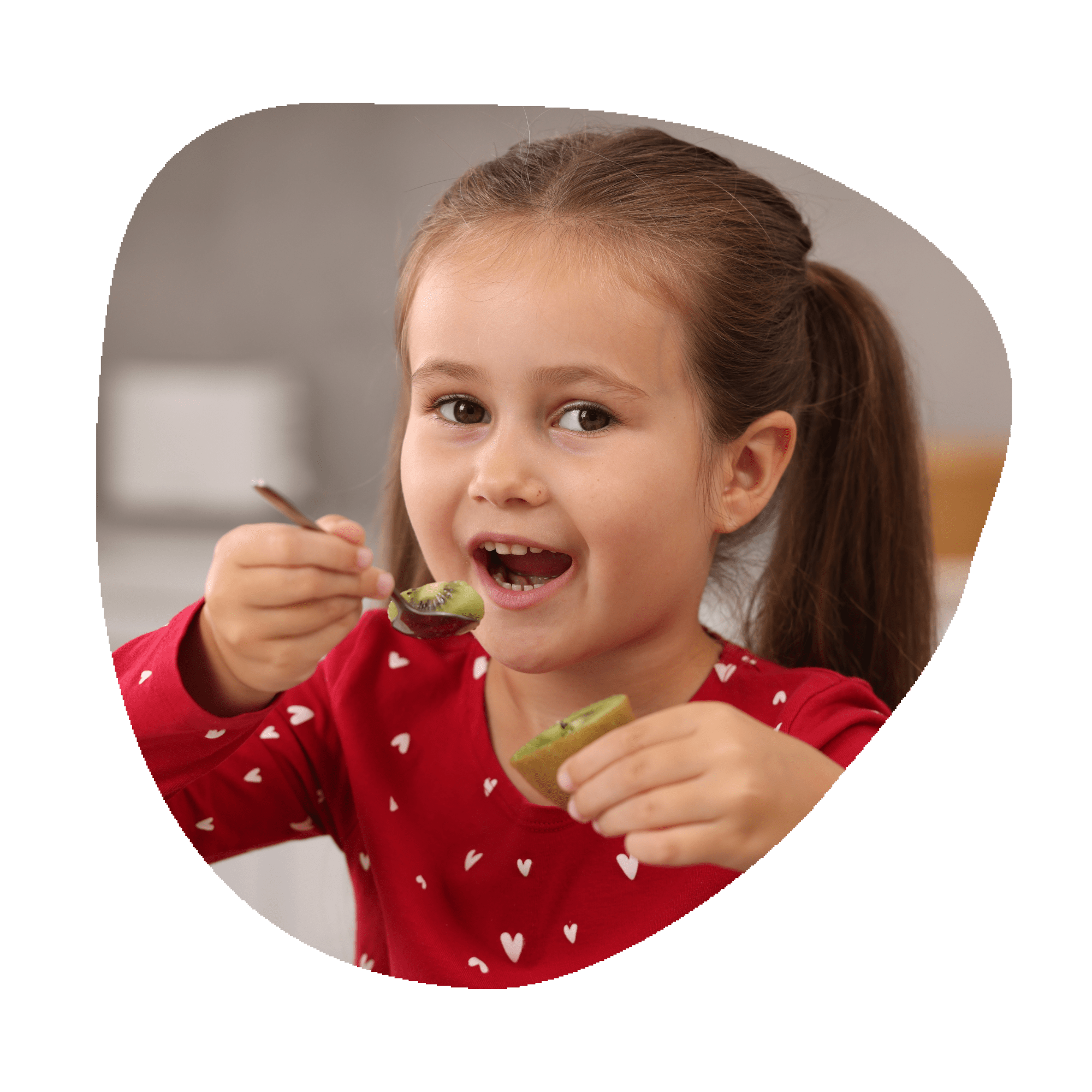 image illustrant une fille heureuse de manger un kiwi